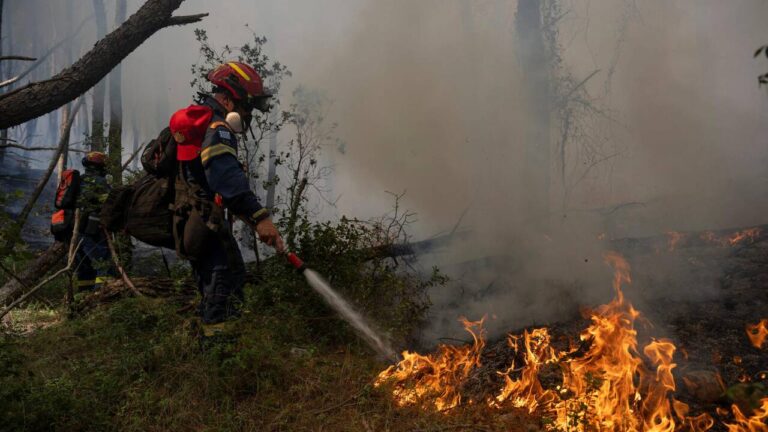 Un feu menace une station balnéaire en Grèce, entraînant l’évacuation des touriste.