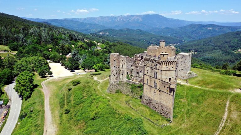Restauration en cours du château de Portes, monument historique des Cévennes en Occitanie