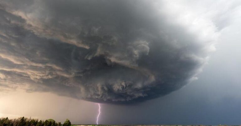 Forts orages et risque de grêle : les régions françaises sous alerte lundi et mardi.