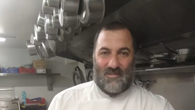 Olivier Nicolau présente des recettes traditionnelles au restaurant Arraditz à Lescar.