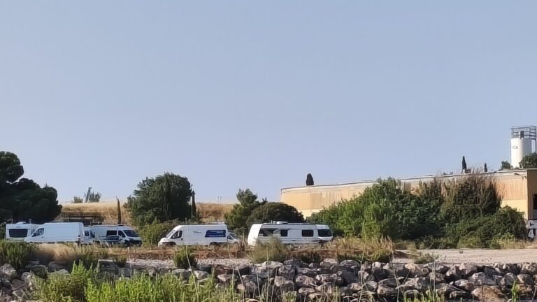 Une dizaine de caravanes de gens du voyage s’installent sur le terrain de Lafarge à Sète.
