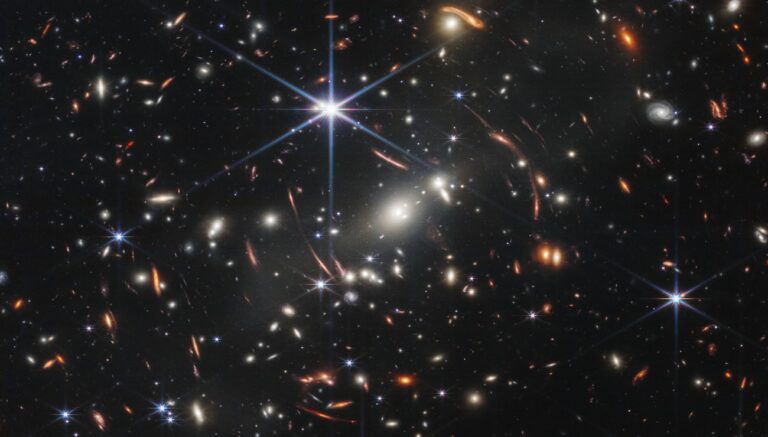 Le télescope James-Webb dévoile ses premières images de galaxies lointaines.