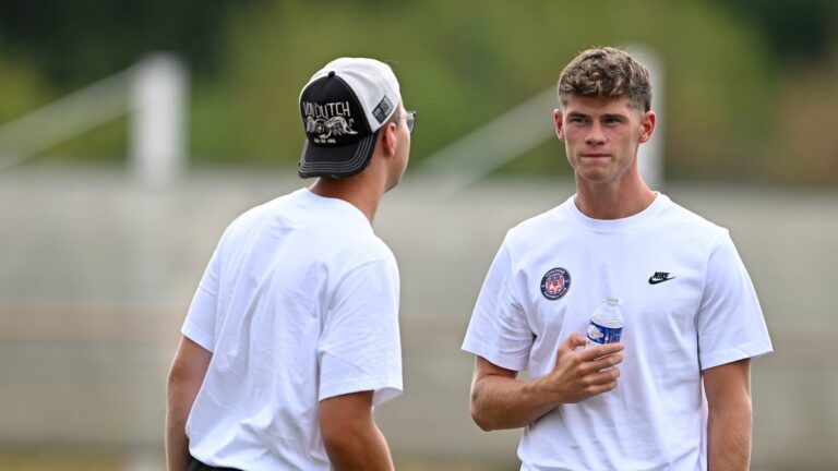 Charlie Cresswell, défenseur de Toulouse, rejoint Rennes pour 25M€ en transfert.