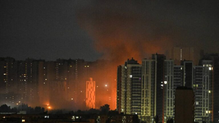 Explosion dans un café à Moscou : 3 morts et 15 blessés, tensions en hausse.