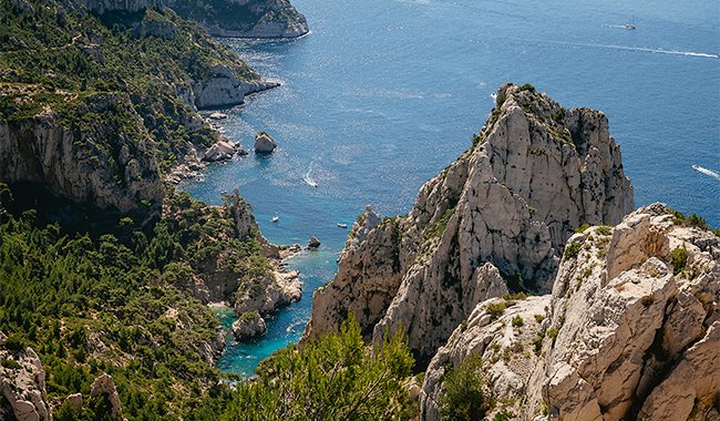 Réservation à Marseille pour limiter le surtourisme dans une calanque menacée.