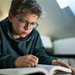 L’IA propose des activités pour divertir les enfants durant les vacances d’été.
