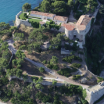Emmanuel Macron passe un été studieux au fort de Brégançon, refuge varois présidentiel.