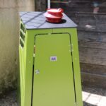 Des bornes écologiques installées dans quatre crèches près de Toulouse pour piéger les moustiques.