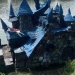 David et sa maison de hobbits, un mini-château flottant, retrouvés à Castillon-la-Bataille.