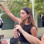 Une activiste néonazie de 24 ans fait un salut nazi devant l’ambassade du Maroc à Madrid.