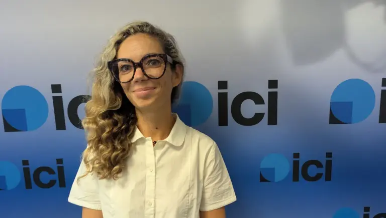 La docteure Sarah Rousseau étudie la microalgue ostreopsis à l’hôpital de Bayonne.
