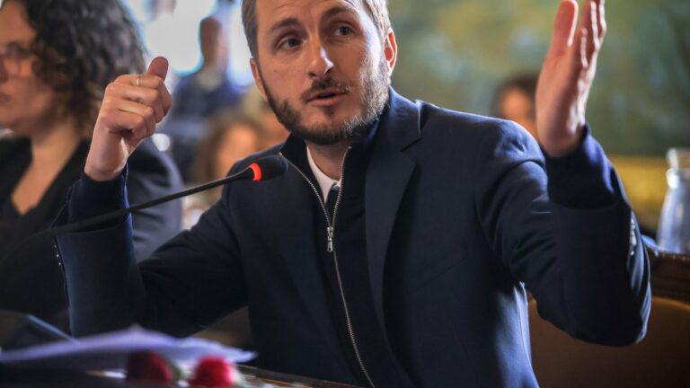 François Piquemal filme une vidéo au Capitole, interrompant un mariage à Paris.