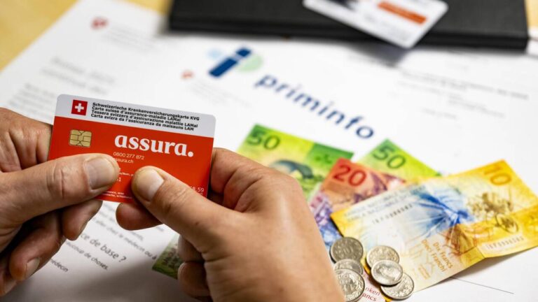 Assurance maladie en Suisse : opposition à une franchise de 400 francs par les assurés.