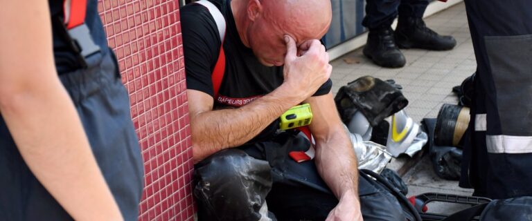Pompiers dénoncent les insuffisances du service public après les incendies.