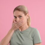 Des chercheurs explorent les raisons du rire inapproprié dans des contextes sociaux.