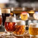Découverte de traces de bière anciennes dans des poteries rituelles par des archéologues.