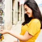 Les jeunes en France privilégient les cartes postales à l&rsquo;usage des réseaux sociaux.
