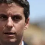 Présidentielle 2027 : Gabriel Attal intensifie sa présence estivale, suscitant des critiques.