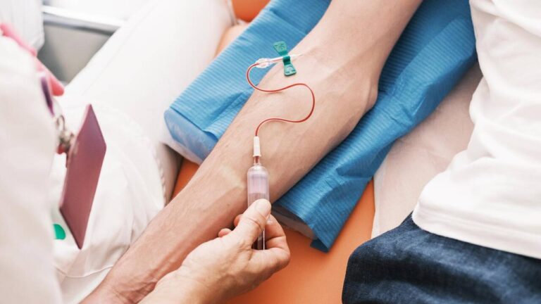 Plafonnement des prestations médicales : un sujet de division parmi les médecins en France.