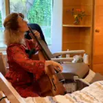 Claire Oppert joue du violoncelle pour accompagner les patients en fin de vie en France.