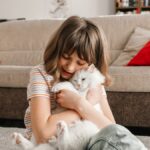 Asthme allergique chez l’enfant : un chat ne semble pas aggraver la maladie selon des chercheurs.