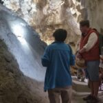 Les vacanciers cherchent la fraîcheur à la grotte de Thouzon face à une chaleur de 20 à 30 %
