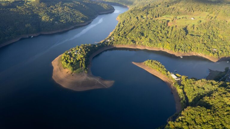 La presqu’île de Laussac en Aveyron subit l’engloutissement d’une ferme et d’un pont.