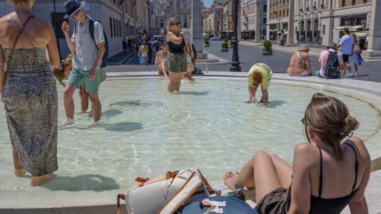 Chaleur record en Europe de l’Ouest entraîne des alertes sanitaires et des restrictions d’eau.