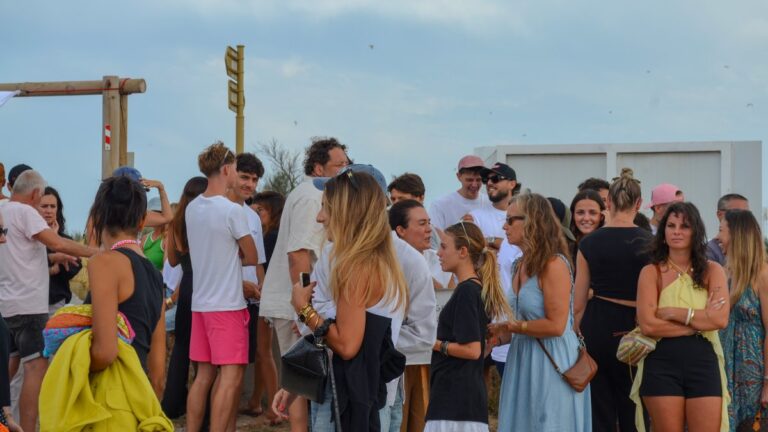 Soutien à deux clubs de plage fermés à Leucate : rassemblement de près de 100 personnes