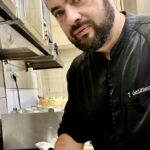 Thibaud Desimeur présente la recette du poireau vinaigrette et pickles au restaurant Derrière l’église