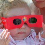 Éclipse solaire : l&rsquo;usage des lunettes de 1999 jugé sûr par des experts.