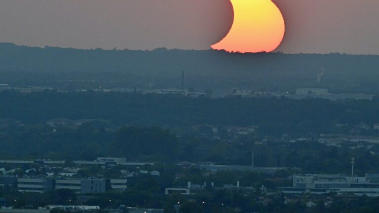 Éclipse solaire observée en Haute-Garonne : émotions partagées à Pech-David et Luchon.