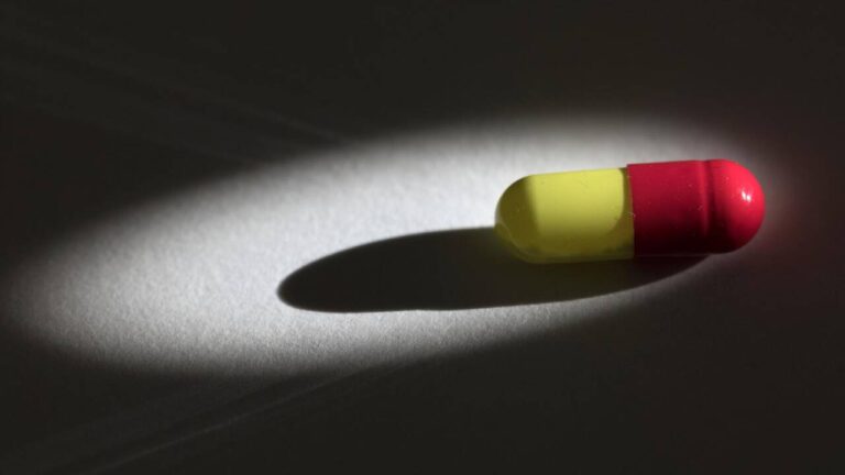 Rabais sur les médicaments : l’OFSP pointé du doigt dans un scandale de 743 millions de francs