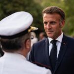 Emmanuel Macron rencontre les pompiers et maires du Var après l&rsquo;incendie du Gros Bessillon.