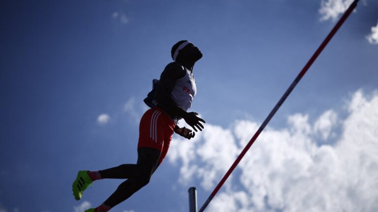 Imbroglio aux Championnats d’Europe : juges mal positionnent la barre de saut à la perche, un Français concerné.