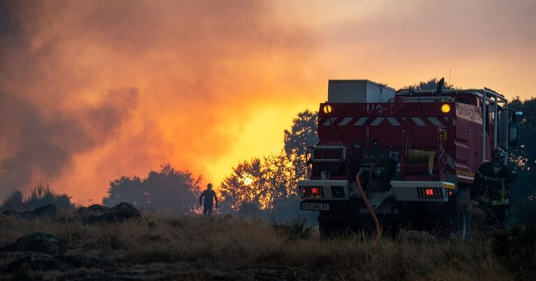 Incendie à Saint-Just : 230 hectares brûlés, efforts de lutte en cours contre les reprises de feu.