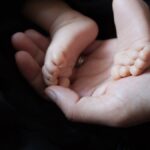 Congé de naissance : des parents en France n&rsquo;ont reçu aucune indemnité depuis deux mois