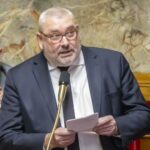 Carcassonne : le maire RN interdit les tenues jugées indécentes, la LDH dénonce une illégalité.