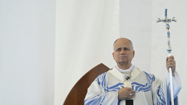 Visite du pape Léon XIV en France : préparation des enjeux politiques et religieux.