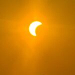 Éclipse solaire : des milliers de personnes rassemblées sur la Promenade des Anglais à Nice.