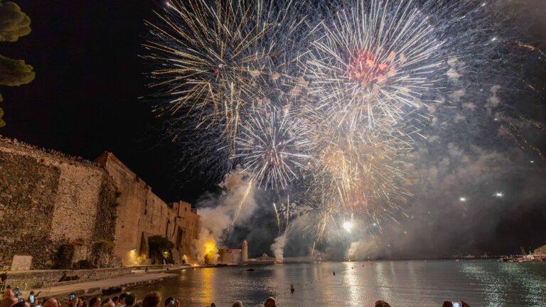 Collioure célèbre la Fête de Saint-Vincent avec une pluie d’étoiles dans le ciel.