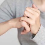 Se faire craquer les doigts : une étude met en lumière les risques pour les articulations.