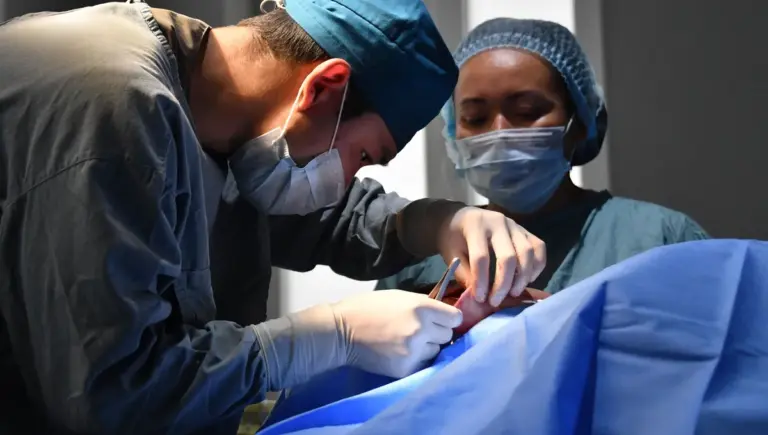 Deux décès liés aux injections esthétiques illégales : médecins alertent sur les risques.