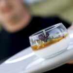 Maxime Schoenenberger, chef au Clos des arts, revisite la panna cotta cet été.