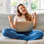 Proton VPN Plus renforce la sécurité des réseaux publics pour les voyageurs.