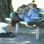 Un travailleur de la rue en France vit avec un esprit en alerte pour survivre.