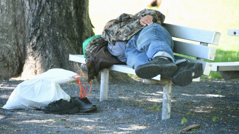 Un travailleur de la rue en France vit avec un esprit en alerte pour survivre.