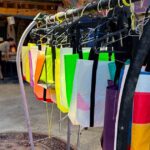 Une recyclerie française valorise les objets maritimes pour réduire les déchets.