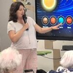 Atelier intergénérationnel à Toulouse : une résidente et sa petite-fille partagent leur passion.