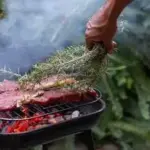 Grillades : recommandations pour réduire les risques cancérigènes selon des experts en santé.